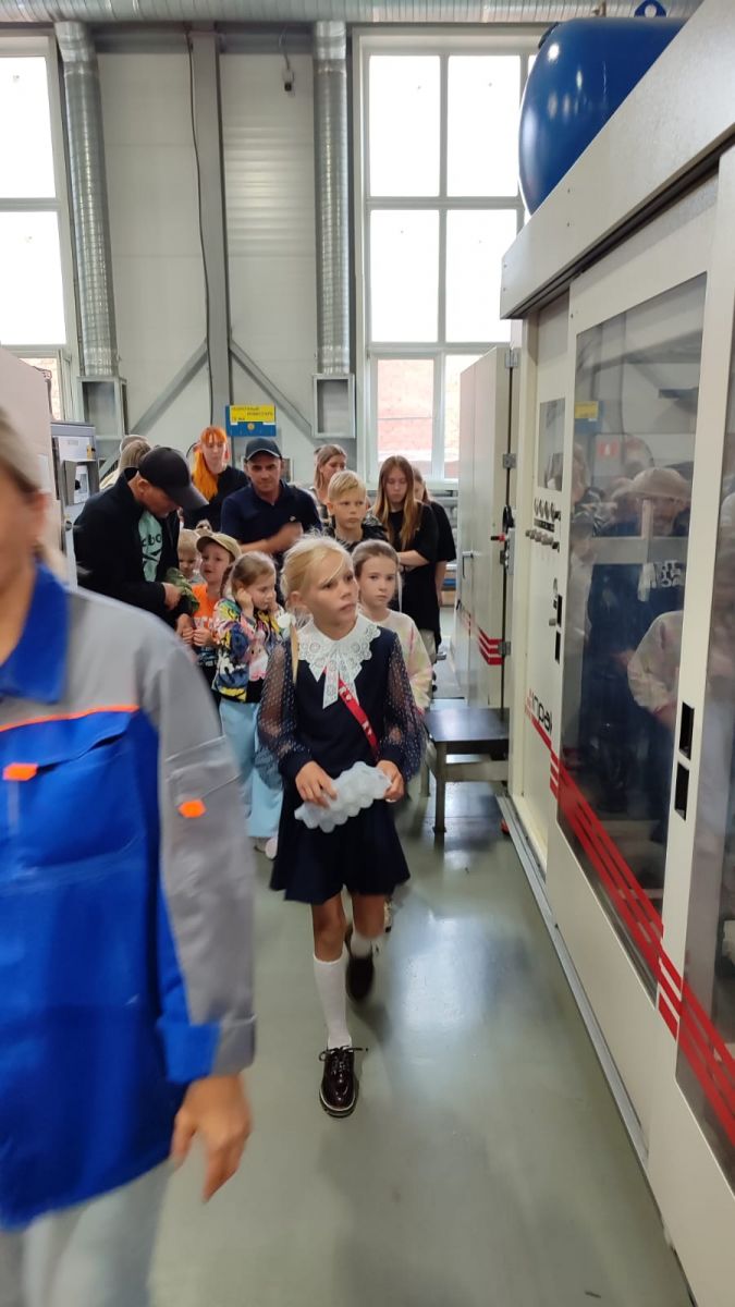 показали ребятам производство